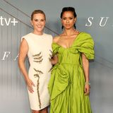 Reese Witherspoon und Gugu Mbatha-Raw besuchen gemeinsam die Premiere von "Surface" in New York. Dabei überzeugen die beiden Schauspielerinnen in Looks, die unterschiedlicher nicht sein könnten. Während Reese auf ein elegantes Cocktailkleid mit goldenen Perlen-Details setzt, begeistert Gugu im dramatisch drapierten One-Shoulder-Kleid.