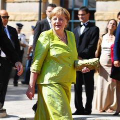 In dem selben eleganten Seiden-Ensemble mit farblich passender Clutch glänzte die Ex-Kanzlerin nämlich schon drei Jahre zuvor auf dem Grünen Hügel. Verschwendungsucht kann man Angela Merkel also wirklich nicht unterstellen.