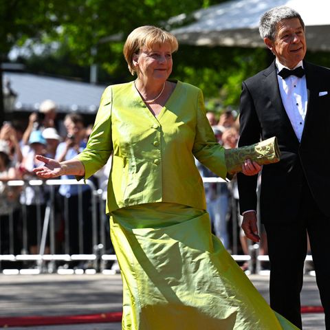 Bundeskanzlerin a.D. Angela Merkel ist bekanntlich ein großer Fan der Bayreuther Festspiele, die Eröffnung lässt sie sich zusammen mit ihrem Mann Joachim Sauer auch in diesem Jahr nicht entgehen. Und sogar ihr leuchtend gelb-grünes Festival-Outfit hat Bayreuth schon gesehen.