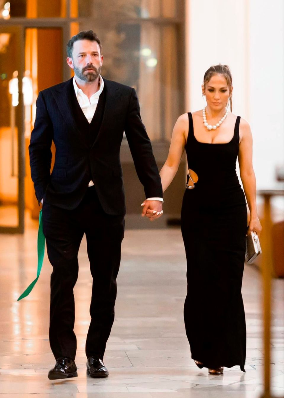 Ein französischer Traum wird wahr. Jennifer Lopez und Ben Affleck feiern J.Los 53ten Geburtstag. Mit Blick auf den Eiffelturm genießt das verliebte Paar den Abend. Zu der glamourösen Atmosphäre tragen beide hochelegante Outfits. In einem geschmackvollen Maxikleid in Schwarz entzückt die Latina nicht nur ihren Mann. Er selbst trägt einen feinen Anzug. Zusammen treten die beiden auf, wie in einem Liebesfilm. 