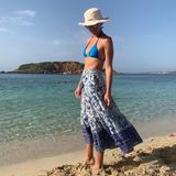 "Shades of blue" schreibt Ana Ivanović zu diesem traumhaften Strandfoto unter blauen Himmel. Ihren Urlaubslook hat sie an die Farben des Ozeans angepasst. Das Bikinitop strahlt in knalligem Royalblau und der Rock ist mit blauen Blüten verziert. Um ihren Kopf vor der Sonne zu schützen, toppt sie ihr Outfit mit einem fransigen Sonnenhut.