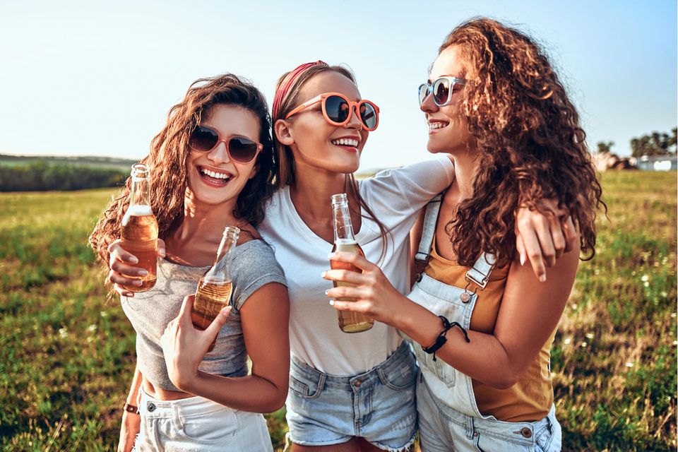 Drei Frauen mit Bier im Sommer: Warum alkoholfreies Bier ungesünder sein kann als normales Bier