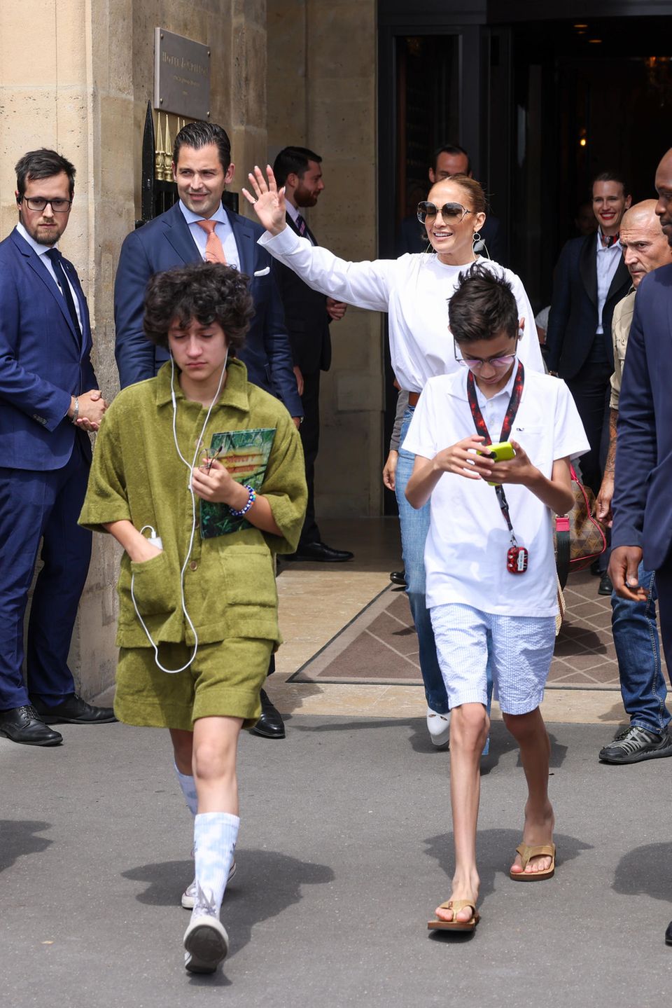 Emme (li.) verlässt mit Mama Jennifer Lopez und Zwillingsbruder Max (re.) das Pariser Luxushotel Crillon, 27. Juli 2022.