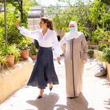 Die Königin von Jordanien wird bei ihrem Besuch in Gerasa gesichtet. Winkend läuft Königin Rania in hohen Lack-High-Heels. Zu dem Anlass trägt sie einen ausgestellten Jeansrock, der bis zu ihren Knöcheln reicht. Um gegen die hohen Temperaturen gewappnet zu sein, trägt die Monarchien eine luftige, weiße Bluse.  