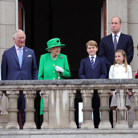 Herzogin Camilla, Prinz Charles, Queen Elizabeth, Prinz George, Prinz William, Prinzessin Charlotte, Herzogin Catherine und Prinz Louis auf dem Balkon des Buckinham Palasts während des Thronjubiläums