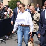 Jennifer Lopez präsentiert vor ihrem Hotel in Paris den lässigeren Teil ihrer Garderobe. Zur schlichten weißen Bluse stylt sie Basttasche, Jeans und einen braunen Gürtel von Valentino. Ein komplett entspannter Look? Von wegen! Die Queen der sexy Auftritte rundet das Casual-Outfit mit weißen XXL-Plateu-Heels ab und verwandelt den typischen Sightseeing-Look mit nur einem Kniff in ein echtes High-light!