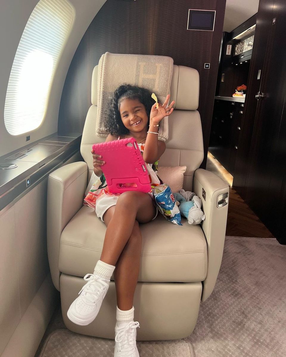 Der Luxus-Lifestyle scheint True Thompson zu gefallen. Mit einem frechen Grinsen strahlt die Tochter von Khloé Kardashian und Tristan Thompson in die Kamera. Die Vier-Jährige sitzt in einem Privatjet und spielt am iPad: Ein ganz normaler Alltag für die Millionärstochter. Allein die Hermés Decke, gegen welche sich True anlehnt, kostet schon knappe 3000 Euro. Mit einer Tüte Chips lässt sich der Flug wohl ganz gut aushalten.