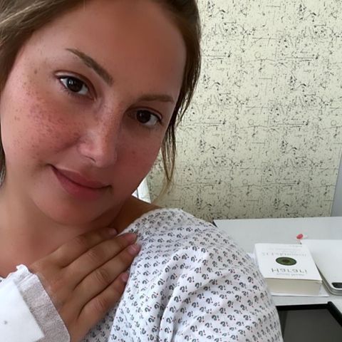 Stars im Krankenhaus: Enissa Amani posiert für ein Selfie.
