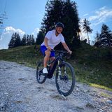 Stars auf dem Fahrrad: Bastian Schweinsteiger fährt auf dem Rad einen Berg hinunter.