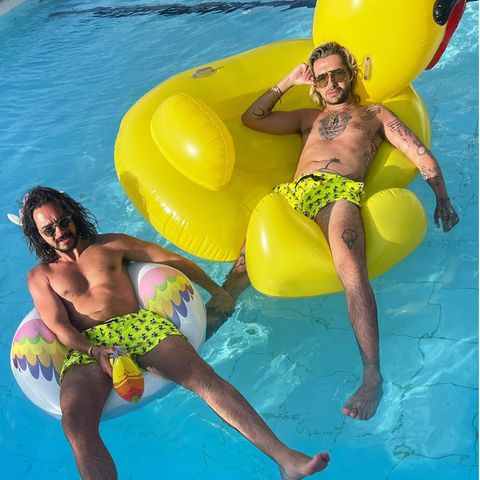 Luftmatratzen: Bill und Ton Kaulitz schwimmen auf ihren Luftmatratzen im Pool.