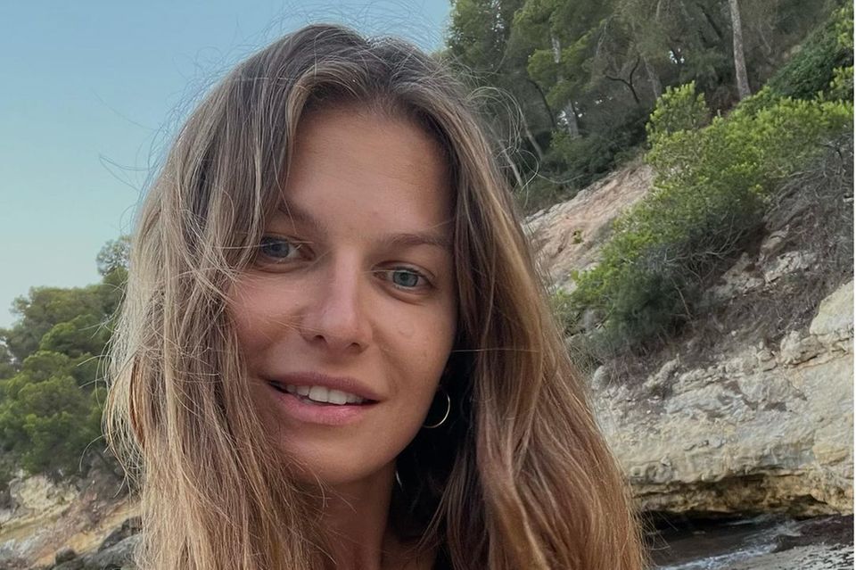Anna Lewandowska ist bekannt für ihr glamouröses Leben an der Seite von Profifußballer Robert Lewandowski. Manchmal mag sie es jedoch auch schlicht. Ungeschminkt und natürlich schön schickt sie Urlaubsgrüße vom Strand.