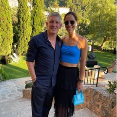 28. Juli 2022  Bei Bastian Schweinsteiger und Ana Ivanovic ist es mal wieder Zeit für eine romantische Date-Night. Zu diesem Anlass bezaubert die ehemalige Tennisspielerin in einem gestuften schwarzen Faltenrock und quietschblauem Top. Bastian hat ein dunkelblaues Hemd mit passender Hose gewählt.