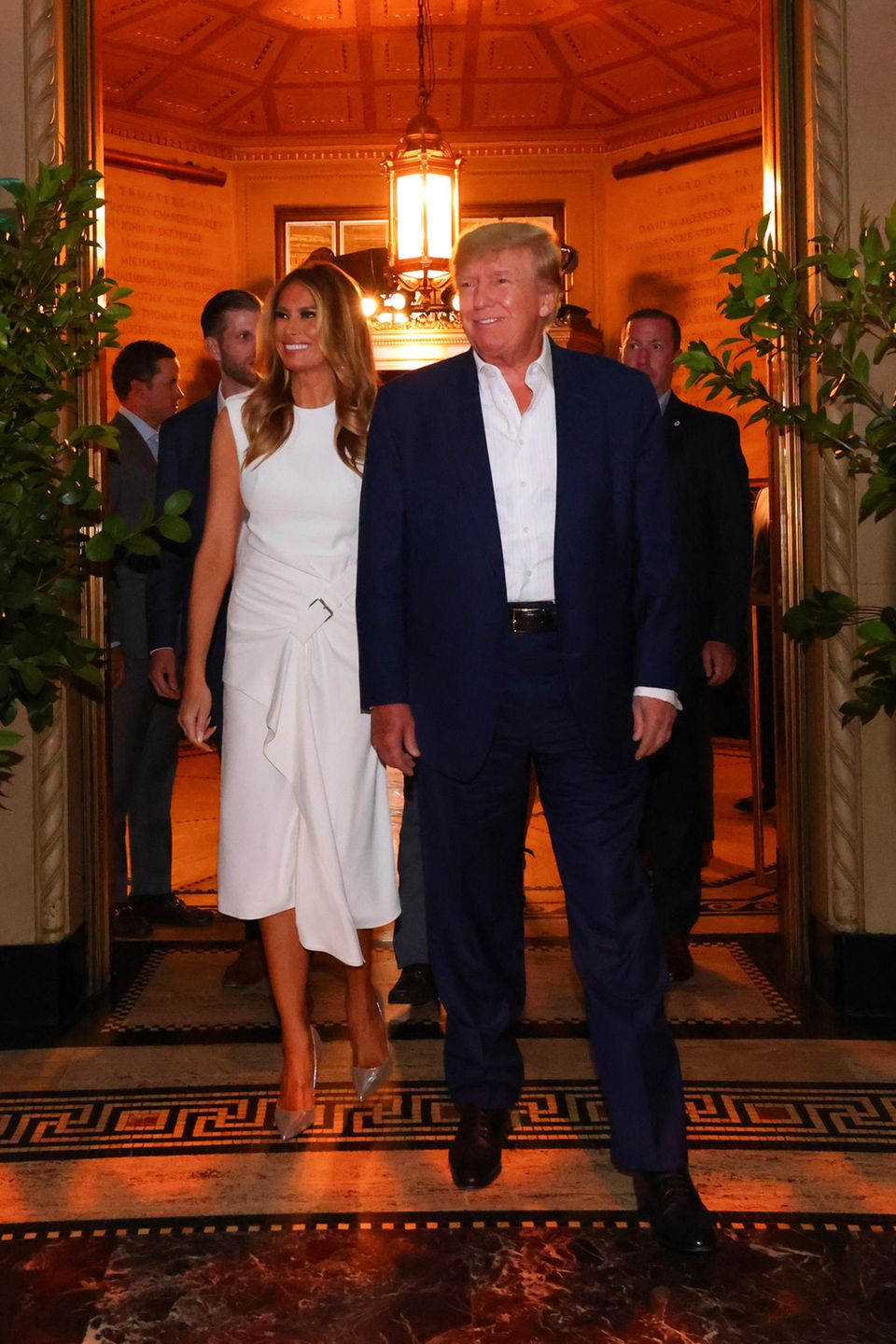 So fröhlich hat man Melania Trump selten gesehen! Mit einem breiten Lächeln zeiht die Ehefrau von Ex-US-Präsident Donald Trump bei der Eröffnungsparty der LIV Golf Invitational alle Blicke auf sich. Weiterer Hingucker: ihr Kleid. In einem weißen Wickeldress mit Gürteldetails lässt die 52-Jährige die Gotham Hall in Manhattan erstrahlen und stellt Golf-Profi Donald locker in den Schatten. 