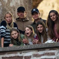 Denn Prinzessin Estelle und Prinz Daniel haben mit Familie Sommerlath (Königin Silvias Verwandtschaft) und der Familie des ehemaligen schwedischen Eishockeyspielers Mats Johan Sundin (2.v.l.) jede Menge Spaß.