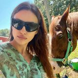 Die Sonnenbrille scheint Irina Shayk besonders gerne zu tragen. Schon vor ein paar Wochen posierte das Model mit derselben Brille auf ihrem Instagram. Das Gestell und die Gläser sind schwarz. Oberhalb der Gläser sind Cut-Outs welche einen Blick auf ihre Augenbrauen schenken. Zusammen mit einem Pferd guckt sie cool in die Kamera. Was sich wohl hinter der Brille versteckt?