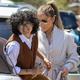 Die Farbe Braun mag Emme anscheinend sehr gern. Nicht nur als Samthose oder Hemd trägt Jennifer Lopez' Kind den erdigen Ton, sondern greift auch gerne mal zur blumenbestickten Wollweste. Dazu kombiniert der Teenager ein weißes Hemd und eine farblich passende Hose.
