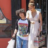 Neben luftigen Print-Hemden und XXL-Pullovern steht Emme auch auf rockige Vintage-Shirts. Mit Mama Jennifer Lopez gehts dafür auf regelmäßige Shoppingtour in angesagte Läden in Los Angeles.