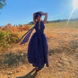 "In die Toskana für das beste Licht", schreibt Stella Hudgens zu diesem wunderschönen Urlaubsfoto. Doch nicht nur das Licht ist perfekt, auch das Polka-Dot-Kleid von Zimmermann mit Neckholderausschnitt bringt die Vorzüge der Schwester von Vanessa Hudgens ideal zur Geltung. 