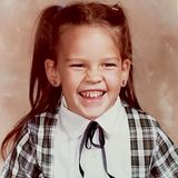 Jugendfotos der Stars: Hilary Swank Die Oscar-Preisträgerin feierte gerade ihren 48. Geburtstag (30. Juli) und bedankt sich bei den vielen Gratulanten für die herzlichen Glückwünsche mit einem süßen Bild aus Kindertagen. Schließlich bleibt sie im Herzen immer fünf Jahre jung.