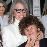 2014 besuchen Diane Keaton und ihr Sohn Duke gemeinsam eine Filmpremiere in New York. Der Wuschelkopf ist damals 14 Jahre alt und dürfte es gar nicht witzig gefunden haben, was Mama da so mit ihm anstellt.