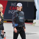Für ihren Segeltörn zieht sich Kate dann ein entsprechendes Sport-Outfit an. Zur schwarzen Neoprenhose trägt sie ein Longsleeve sowie eine Wasserschutzweste. Dazu schwarze Adidas-Snekaer und eine Cap mit GBR-Schriftzug – fertig ist der sportliche Segel-Style.