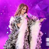 Jennifer Lopez ist nicht nur für ihre Flitterwochen nach Europa gekommen, auf Capri begeistert sie die Gäste des "LuisaViaRoma for Unicef"-Event auch mit einer ihrer Power-Performances. Natürlich in einem extravaganten Bühnenoutfit. Zebra-Style und Federboa drüber ...