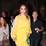 Abseits der Event-Bühne im Kloster La Certosa di San Giacomo glänzt Jennifer Lopez nämlich noch in diesem sommerlich-glamourösen Chiffon-Look in sonnigem Gelb, kombiniert mit farbenfrphen Statement-Ohringen und einer grünen Glitzer-Handtasche von Louis Vuitton. Die Pop-Diva gönnt sich eben keine Style-Pause.