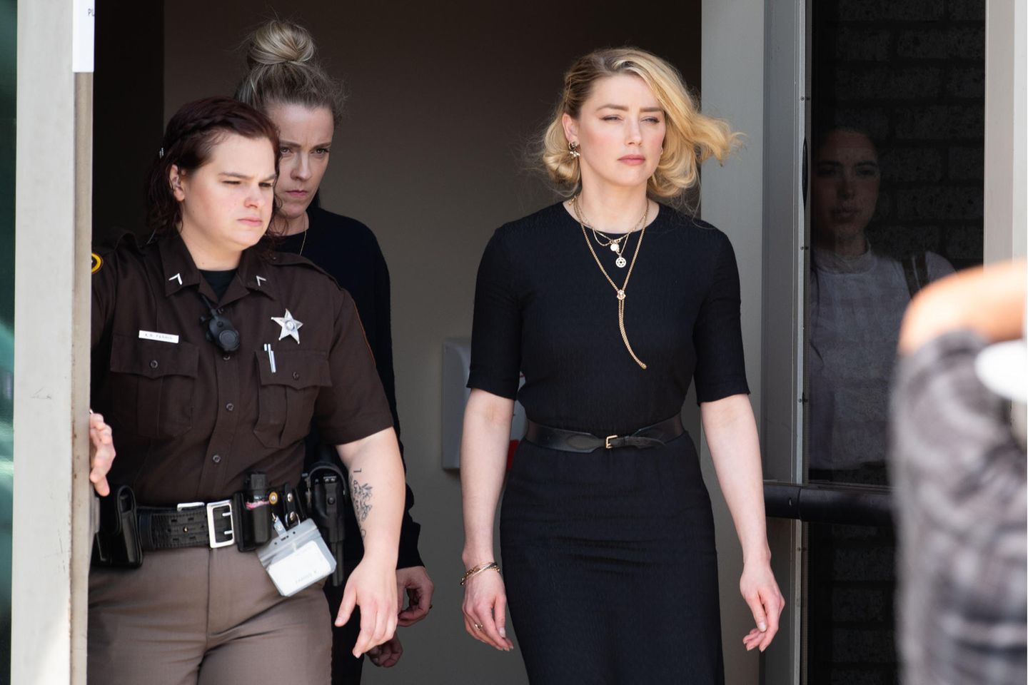 Amber Heard beim Verlassen des Gerichtes nach der Verkündung des Urteils am 1. Juni 2022 in Fairfax, Viginia.