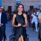 Bei der Abschlusszeremonie des 12. Atlàntida Film Fests in Palma de Mallorca überrascht Letizia in einem für sie besonders ungewöhnlichen Look. Denn nicht nur das sommerlich-elegante, schwarze Satinkleid von & Other Stories ist ein Blickfang, sondern auch, dass die Königin dazu Sandalen trägt.