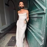 Glamour, elegant und sexy! So begeistert Conchita Wurst uns auf seinem Instagram. In einem hautengen Kleid mit einer tiefen Neckline posiert der Sänger sexy an einem Hauseingang. Mit seinem bodenlangen Kleid und den dunklen Haaren setzt er einen starken Kontrast und wird zum Hingucker der Veranstaltung. Hätten wir nicht alle gerne so einen atemberaubenden Hochzeitsgast? 