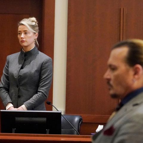 Amber Heard und Johnny Depp im Gerichtssaal von Fairfax, Virginia