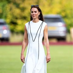 Das war Herzogin Catherine, die erst kürzlich bei einem Polo-Turnier in Windsor in eben diesem Luxus-Dress bezauberte. Sie trug das Denvella-Kleid allerdings ohne einen weißen Gürtel.