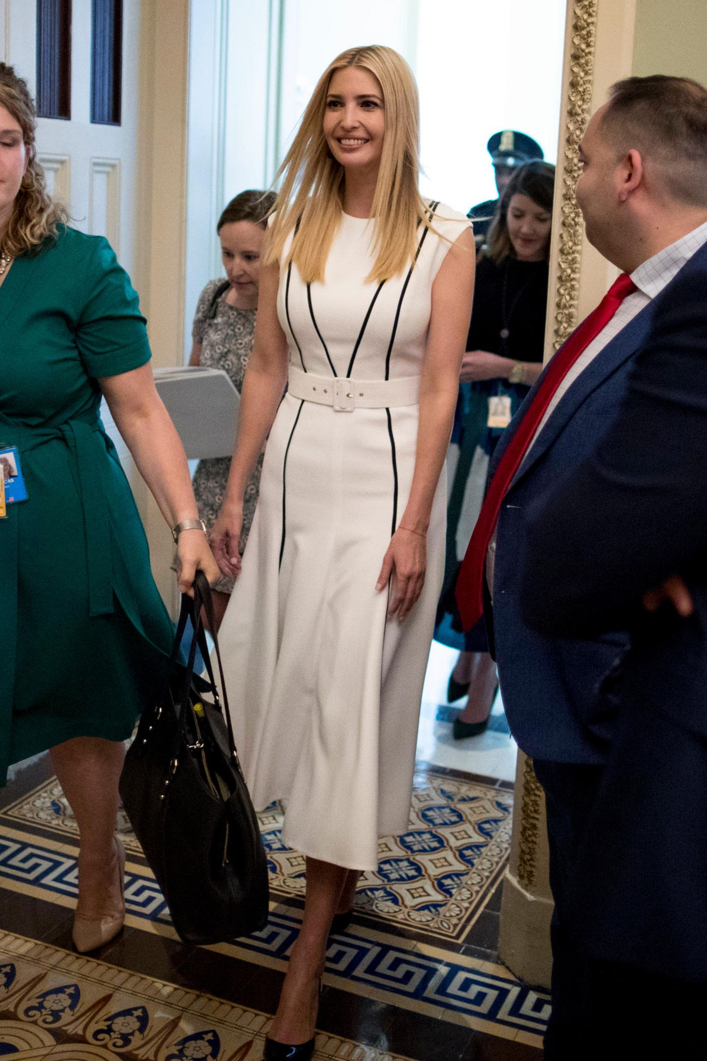 Mit dem weißen Denvella-Dress mit Gürtel von Emilia Wickstead zeigt Ivanka Trump bei einem Lunch im Capitol im Juni 2019 mal wieder, dass sie ein Faible für nicht unbedingt preisgünstige Luxus-Outfits hat. Der elegante Look kostete ursprünglich ca. 1800 Euro. Und raten Sie mal, wer sich später von Ivanka hat inspirieren lassen. 