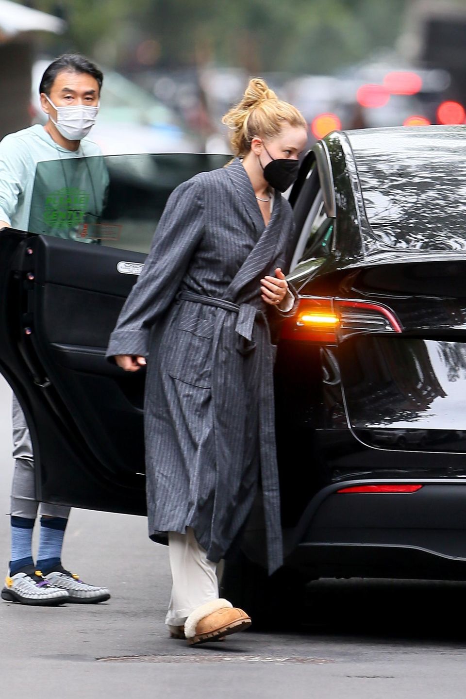 Bademantel, Pyjama, Hausschuhe – von einem stylischen Outfit kann man bei Jennifer Lawrences neusten Fotos auf den Straßen New Yorks nicht wirklich sprechen. Auf dem Weg vom ihrem Appartement zum Auto setzt sie lieber auf Bequemlichkeit. Wie sympathisch!