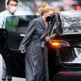 Bademantel, Pyjama, Hausschuhe – von einem stylischen Outfit kann man bei Jennifer Lawrences neusten Fotos auf den Straßen New Yorks nicht wirklich sprechen. Auf dem Weg vom ihrem Appartement zum Auto setzt sie lieber auf Bequemlichkeit. Wie sympathisch!