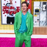 Auf dem knallig pinkfarbenen Teppich der Hollywood-Premiere von "Bullet Train" leuchtet Brad Pitt mit seinem froschgrünen, lässigen Leinen-Anzug mit türkisfarbenen Shirt noch mal kräftiger. In dem farbenfrohen Look – kombiniert mit gelben Adidas-Turnschuhen – ist der Schauspieler modisch wirklich der Mutigste an diesem Abend.