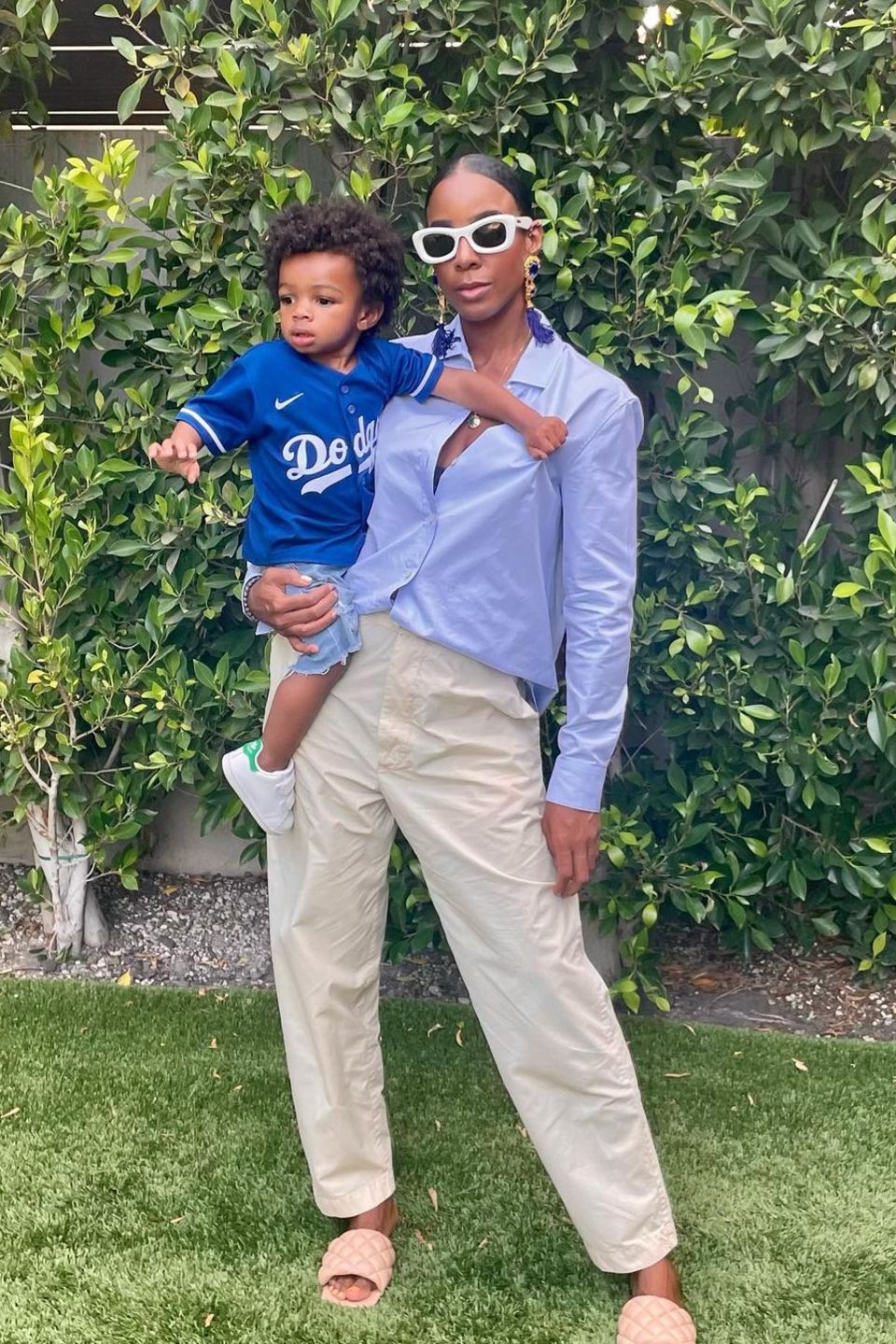 Kelly Rowland posiert mit ihrem Sohn