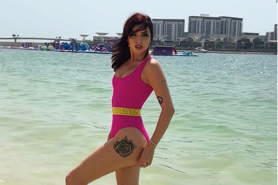 Nathalie Volk posiert am Strand von Dubai