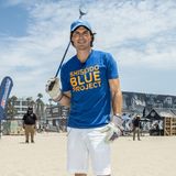 Galant trägt Ian Somerhalder den Müllgreifer über der Schulter und hilft tatkräftig beim Strand säubern mit. Die wichtige Aktion findet im Rahmen des "Shiseido Blue Project" am Huntington Beach in Kalifornien statt und der Schauspieler engagiert sich gerne für den Naturschutz.