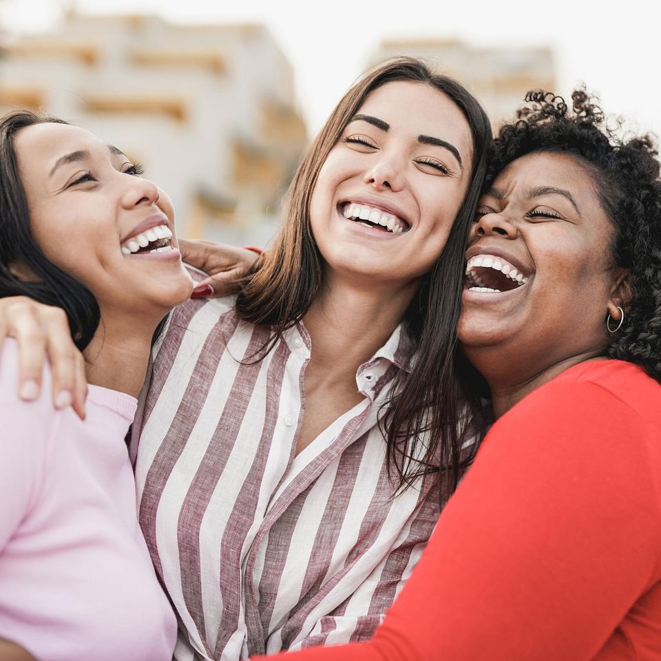 Drei Frauen im mittleren Alter: 4 Lebensereignisse, die unseren Charakter als Erwachsene verändern können