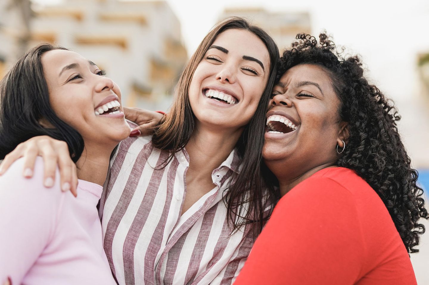 Drei Frauen im mittleren Alter: 4 Lebensereignisse, die unseren Charakter als Erwachsene verändern können