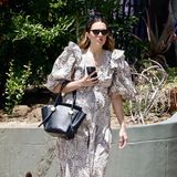Mandy Moore erwartet ihr zweites Kind und ihr Babybauch ist mittlerweile auch nicht mehr zu übersehen. Auf dem Weg zu einem Meeting in Los Angeles hüllt sie ihre süße Kugel in ein Mididress mit Schwarz-Weiß-Print und aufregenden Puffärmeln. Warum auf Umstandsmode setzen, wenn man auch auf Oversize-Schnitte zurückgreifen kann? 