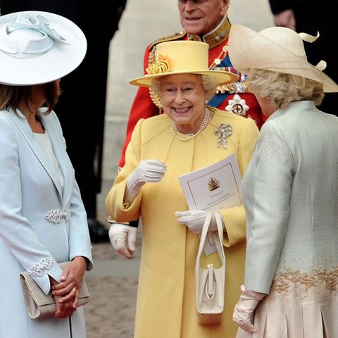 Queen Elizabeth beim fröhlichen Plaudern mit Carole Middleton (li.) und Herzogin Camilla vor der Westminster Abbey 