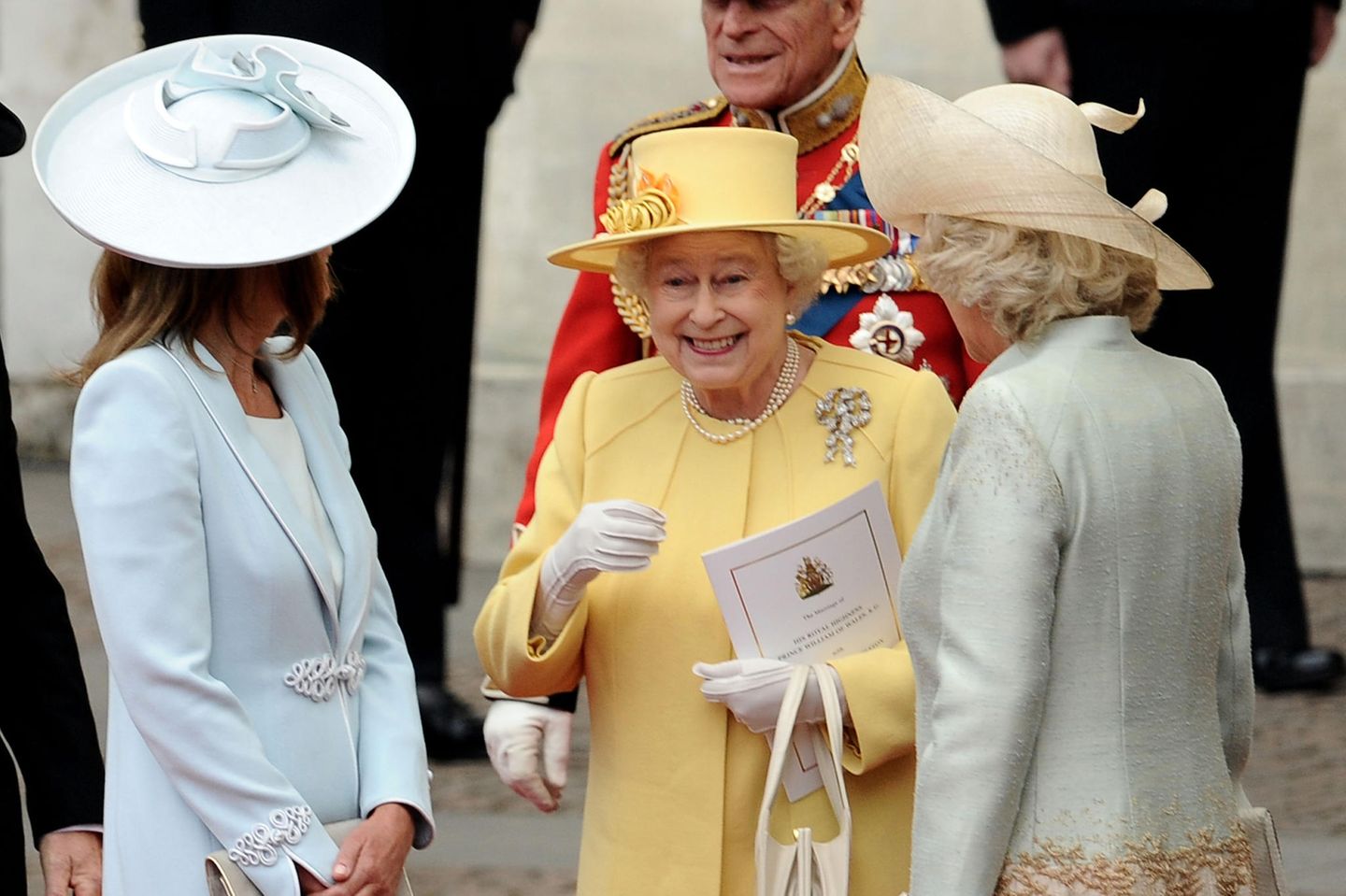 Queen Elizabeth beim fröhlichen Plaudern mit Carole Middleton (li.) und Herzogin Camilla vor der Westminster Abbey 