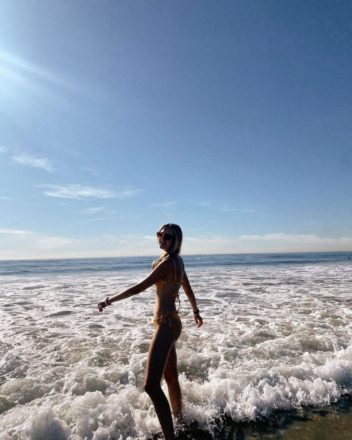 Da scheint jemand seinen Urlaub zu genießen! Lilly Krug schickt sommerliche Grüße vom Strand. Gut gelaunt schreibt sie dazu: "In meinem früheren Leben muss ich wohl eine Wasser-Kreatur gewesen sein". Gut möglich, der Strand steht ihr nämlich außerordentlich gut.