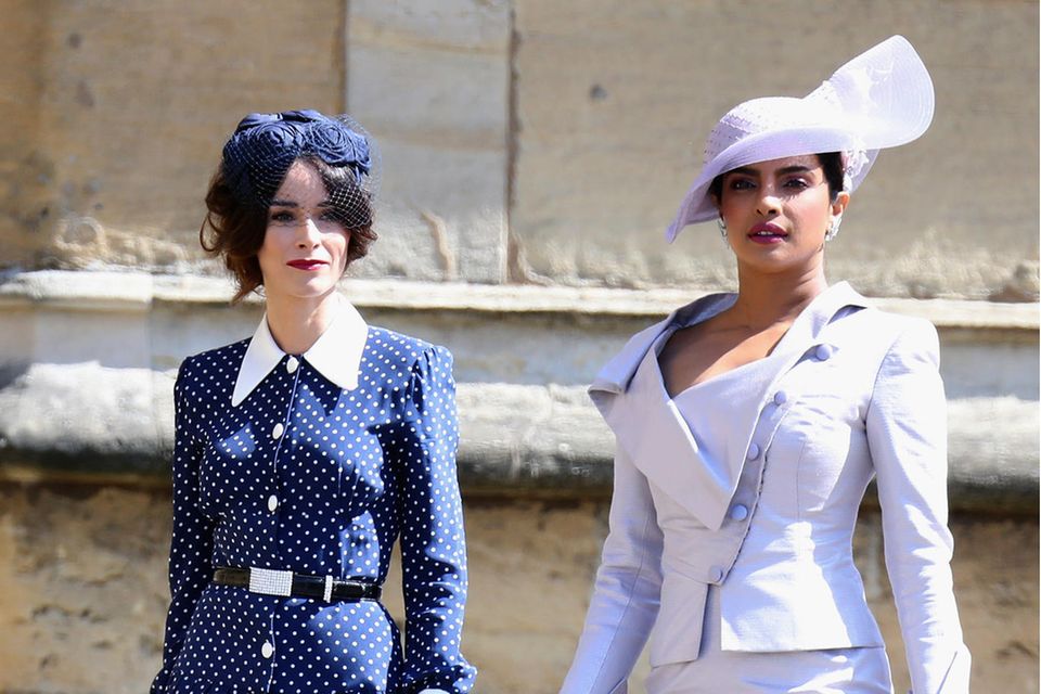 Auch Priyanka Chopra (hier rechts neben Abigail Spencer) ließ sich die royale Hochzeit der Sussexes nicht entgehen.