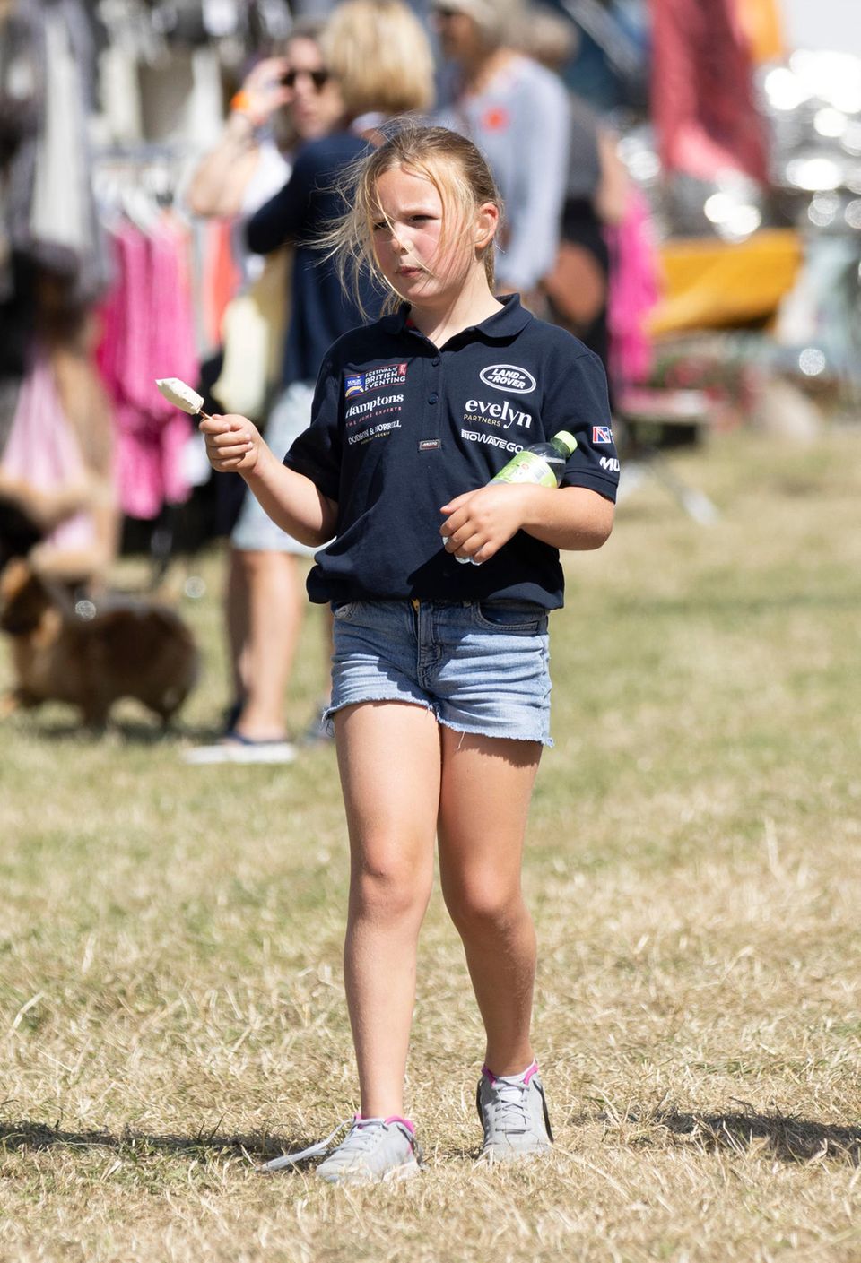 Mia besucht das Pferde-Festival ebenfalls in Shirt und Jeansshorts