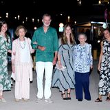Die spanische Königsfamilie ist im Urlaub auf Mallorca. Beim Verlassen eines Restaurants werden sie in ihren eleganten Sommerlooks abgelichtet. Besonders fallen dabei der Look des Königs sowie das schöne und ausgefallene Kleid von Prinzessin Leonor auf. Mit seinem dichter gewachsenen Bart, den er sich offenbar im Urlaub stehen lässt, könnte Felipe glatt zur Hollywood-Prominenz gehören. Leonors Dress wird durch eine Raffung auf der linken Seite und den leicht transparenten Stoff zum Hingucker.