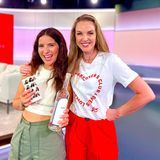 Mit richtig guten Freunden macht so eine Fernsehsendung noch mehr Spaß als sonst. Annika und Cryssanthi Kavazi kann man ihre Freude richtig ansehen, und die haben wir auch beim Anblick von Annikas lässigen T-Shirt-Look in Weiß und Rot.