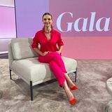 Pretty in Pink! Annika begeistert in der siebten GALA-Sendung vom 23. Juli 2022 in ihrem knalligen Outfit von Zara. Die roten Stilettos von Aldo machen den Colourblocking-Look perfekt. So toll gestylt empfängt sie Sila Sahin im Studio.